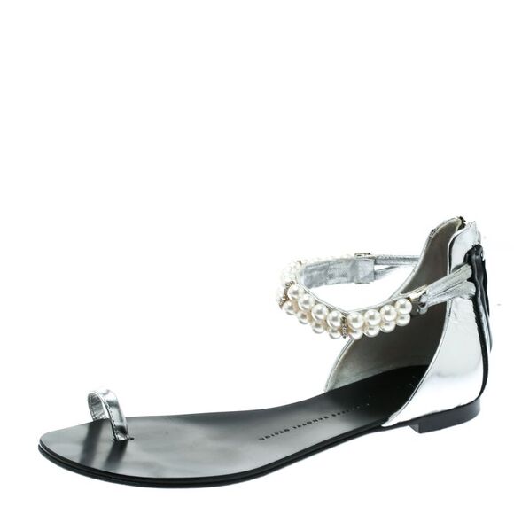 Giuseppe Zanotti Silver Patent Pearl Embellished Toe Ring Ankle Strap Flats - Picture 1 of 4